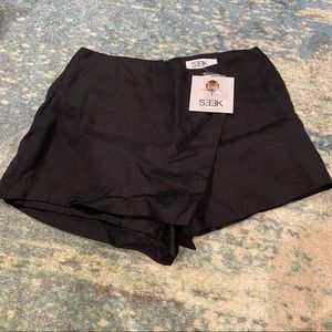 Black button envelope short / skirt